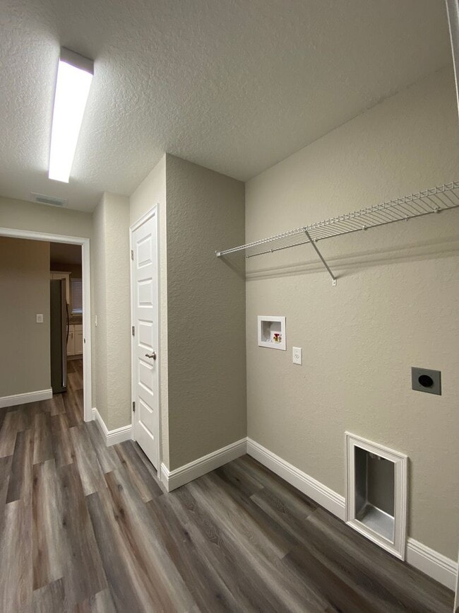 Building Photo - Custom Home - Desirable SE Ocala Neighborh...