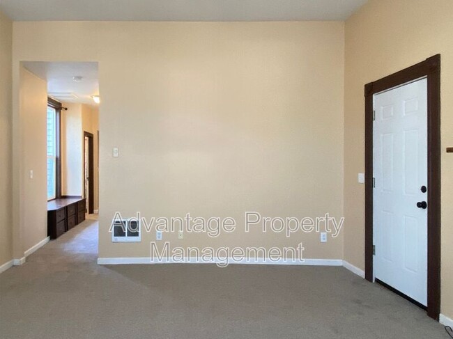 Building Photo - 324 SW Calapooia St