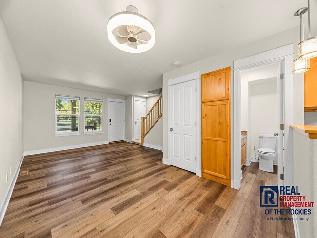 Building Photo - Beautiful 2 Bed 2.5 Bath Townhouse in West...