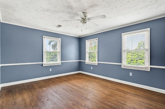 Building Photo - 636 N Wilkinson Dr