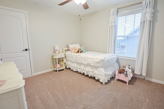 Building Photo - Pet Friendly Three Bedroom with Bonus in S...