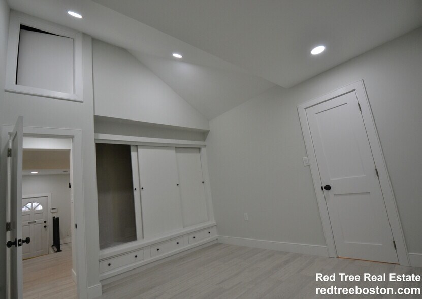 Building Photo - 15 Avalon St