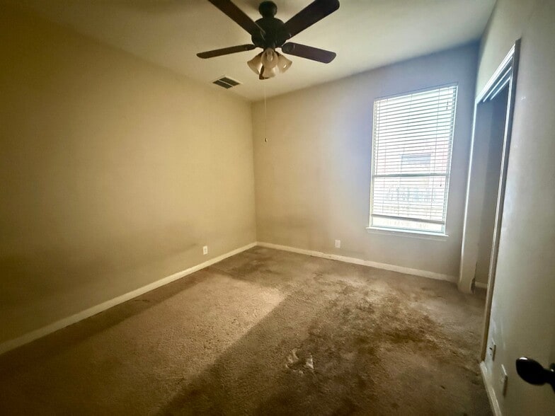 Building Photo - 4115 Dunn Oak Dr