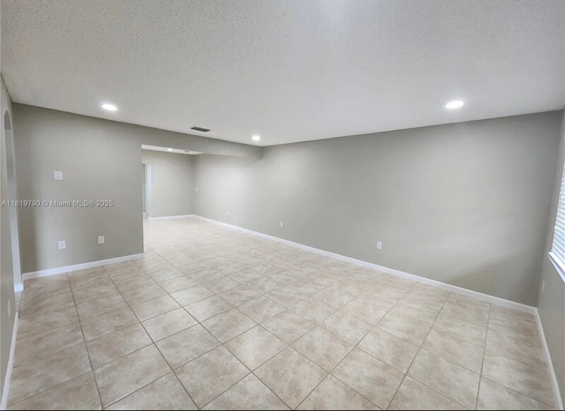 Building Photo - 1806 SW 97th Ave