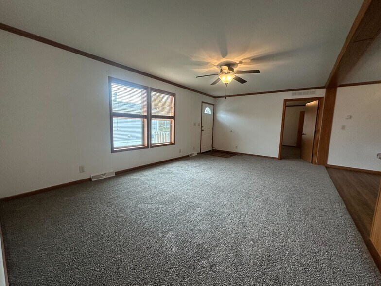 Building Photo - 2130 Four Seasons Dr