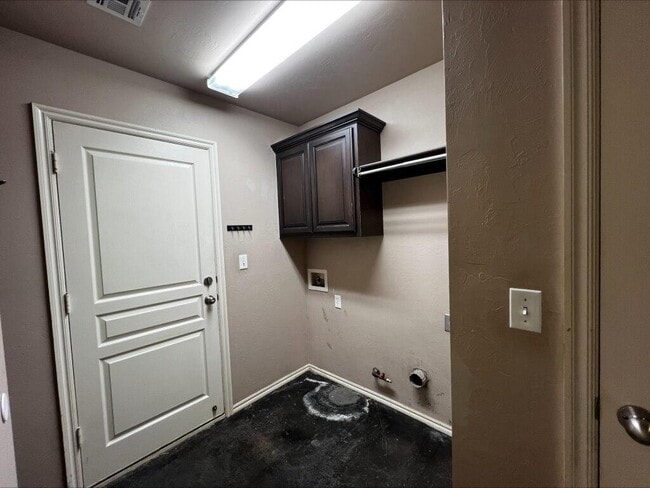 Building Photo - 13111 Red Oak Dr