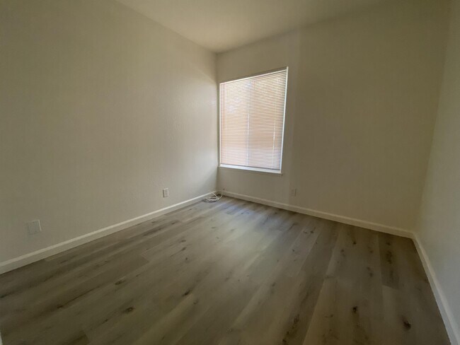 Building Photo - 2929 S Cedar Ridge Pl