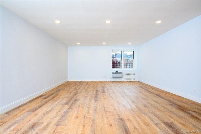 Building Photo - 3 Sadore Ln