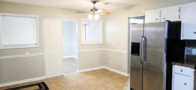 Building Photo - 627 Windhaven Dr