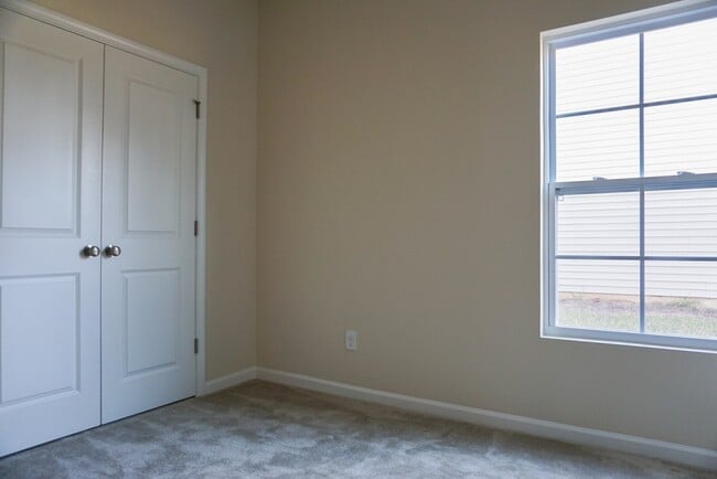 Building Photo - Lovely 3 bedroom 2 Bath Ranch with 2 Car Garage in Goose Creek