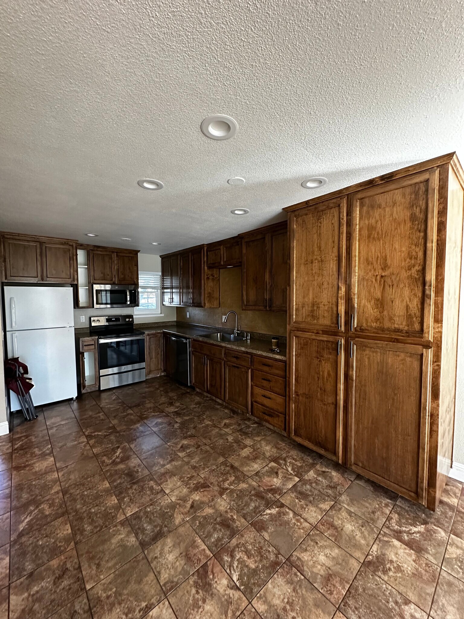 Building Photo - 3722 W Benjamin Holt Dr