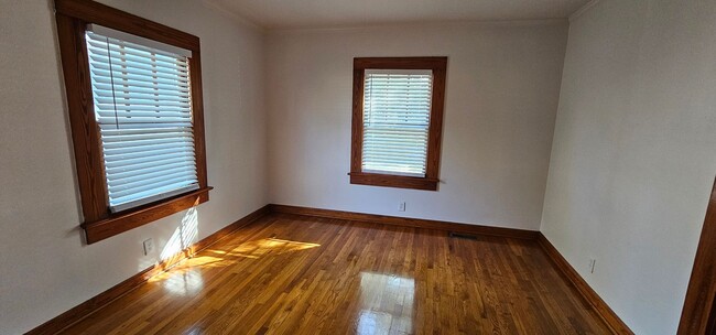 Building Photo - Lovely in Milner