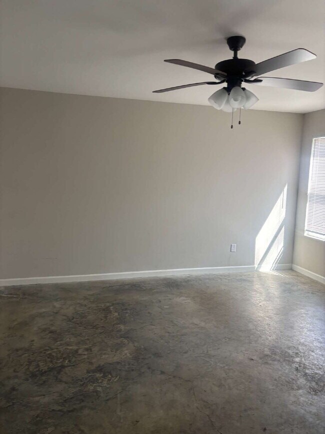 Building Photo - "Charming 4-Bedroom Retreat with 2 Full Baths on Sunny View Drive!"