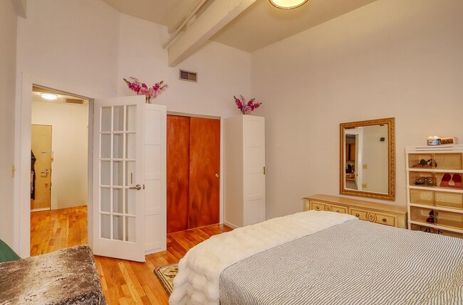 Building Photo - 1034 Clinton St