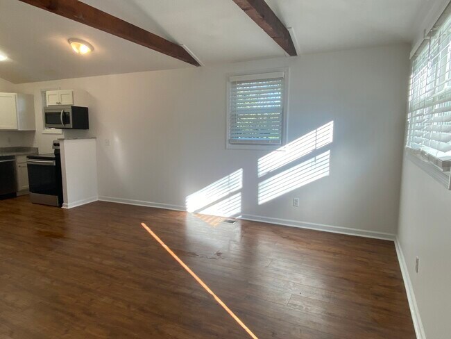 Living room vaulted ceiling - 1424 Lischey Ave