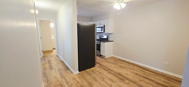 Building Photo - 318 W Naperville Rd