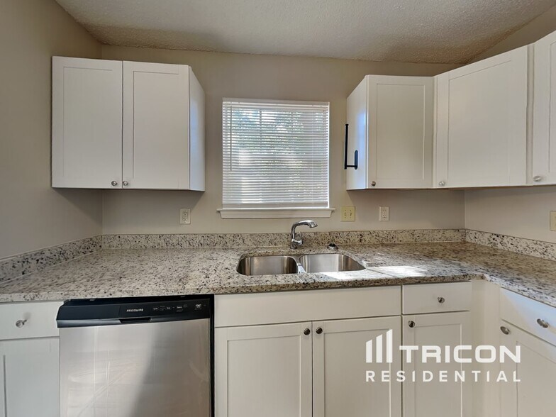 Building Photo - 1684 Watercrest Cir