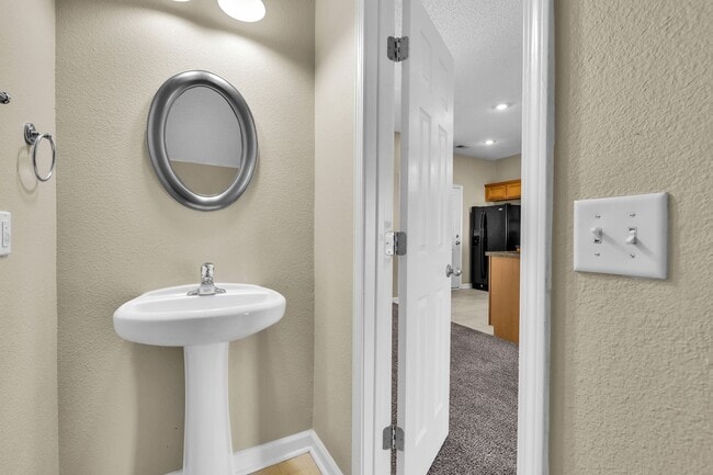 Building Photo - Charming 3-Bed Townhome in Prime Richmond Hill Location!