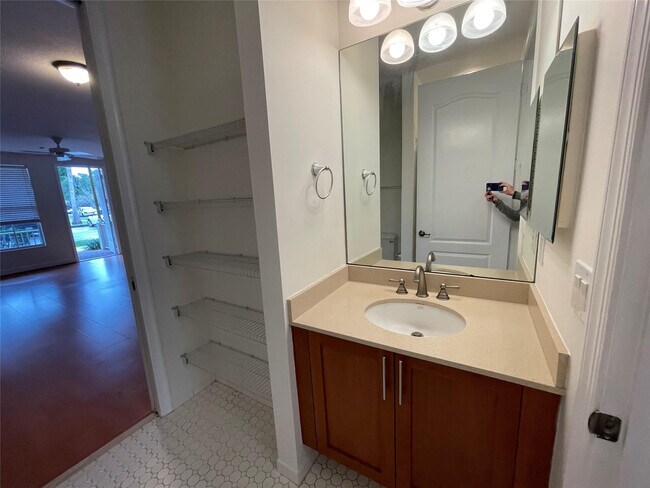 Building Photo - 1304 SW 3rd Ct