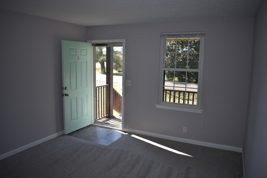 Entryway - 610 River Rouge Dr