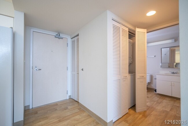 Building Photo - 215 N King St