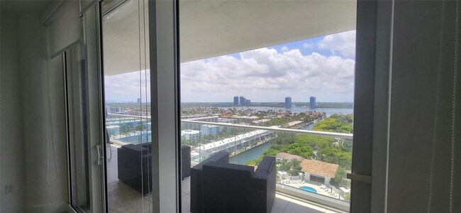 Building Photo - 2600 Island Blvd