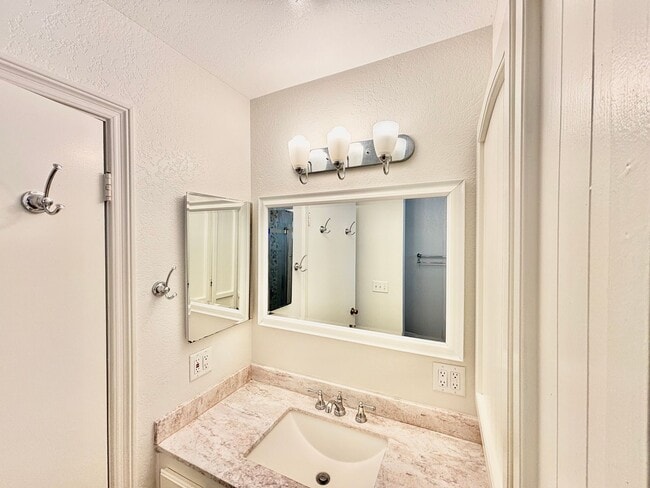 Building Photo - Oxnard | UPDATED | 2 Bed + 1 Bath- Upper u...