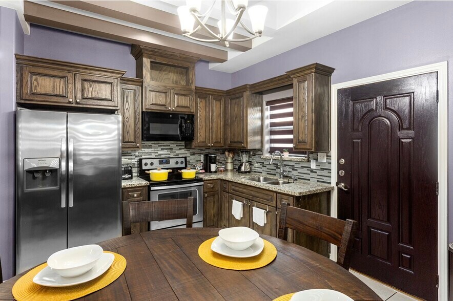 Kitchen - 2616 Larkspur Ave