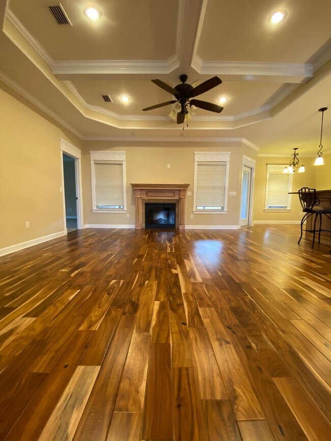 Building Photo - Shell Landing East!!! FRESH PAINT!!! NEW FLOORING!!!