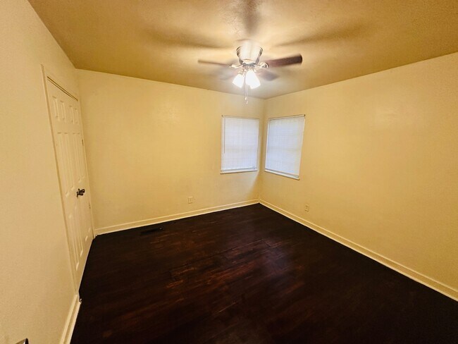 Building Photo - 722 Myrtlewood Dr
