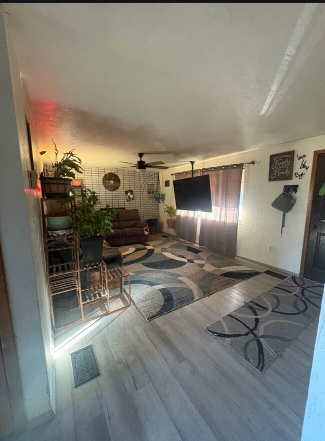 Building Photo - 4 bedroom 2 story home