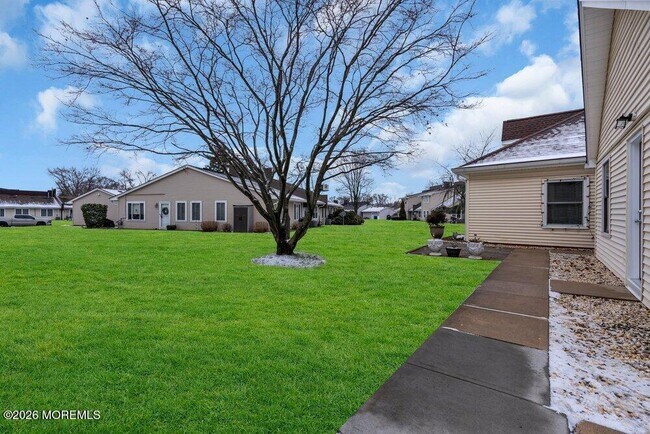 Building Photo - 11 Sutton Dr