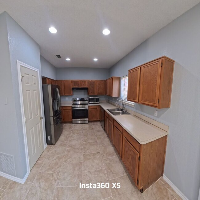 Building Photo - 1209 Montclair Dr