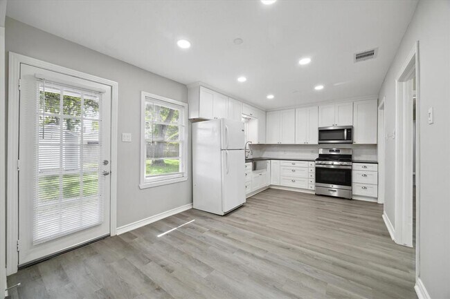 Building Photo - 403 W Oak St