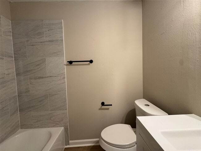 Building Photo - 16611 David Glen Dr