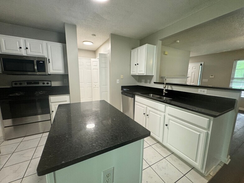 Building Photo - Room in House on Feldspar Way