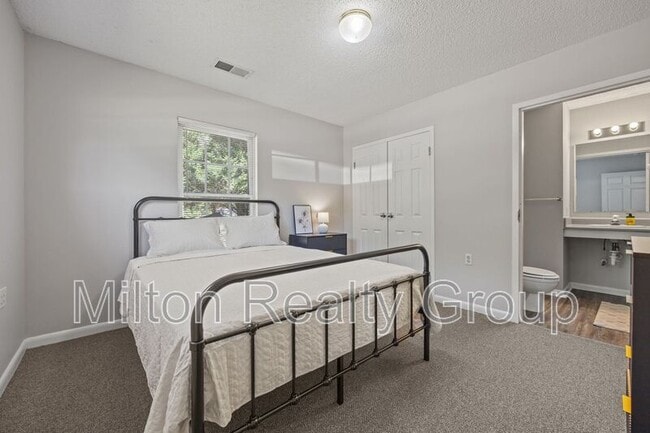 Building Photo - 74 Fantasy Ln