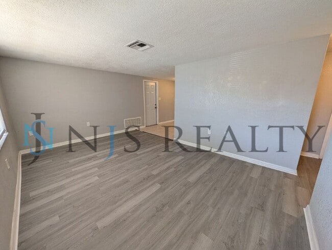 Building Photo - 3/1/1, 1136 Sq. Ft., updated kitchen & bath, fenced in yard, WINE fridge!!