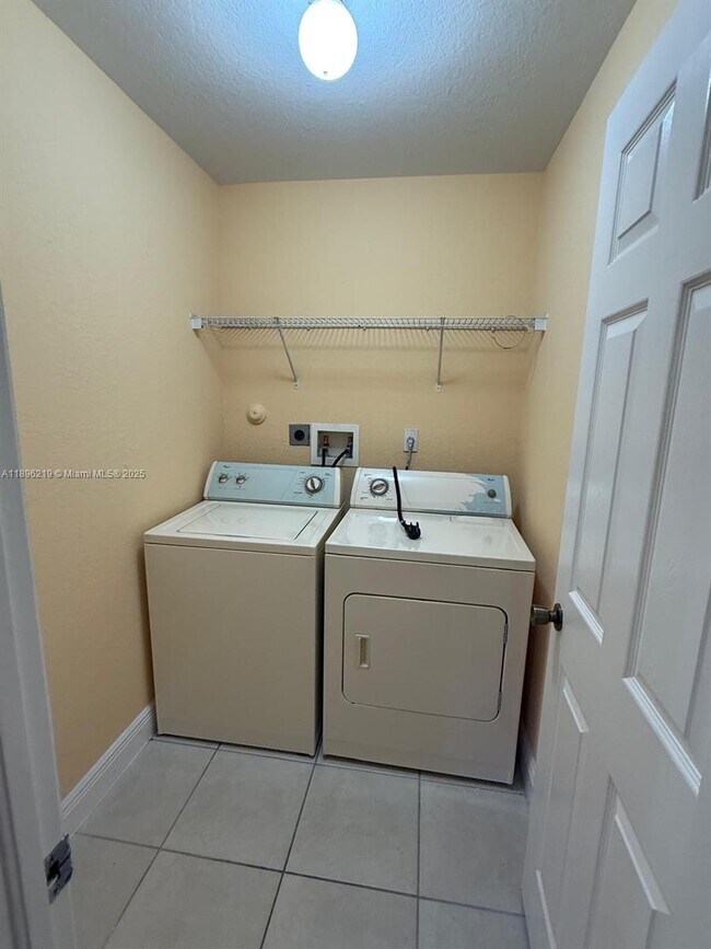 Building Photo - 8899 SW 220th Ln