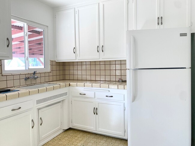 Building Photo - Darling 2 bedroom, 1 bath house in great l...