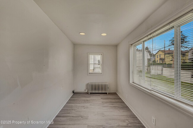 Building Photo - 367 N Bromley Ave