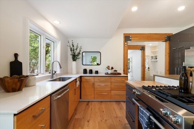Building Photo - Open Concept Historic Home in Downtown Boz...