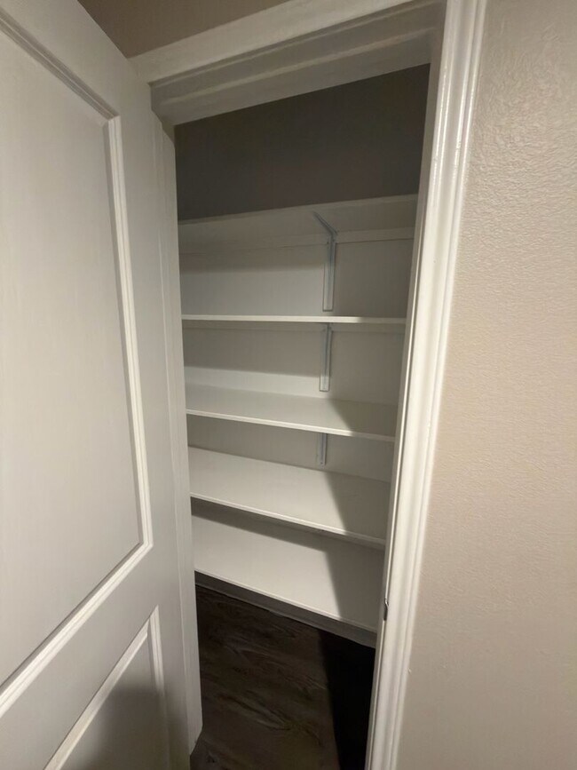 Building Photo - LARGE BEDROOMS!