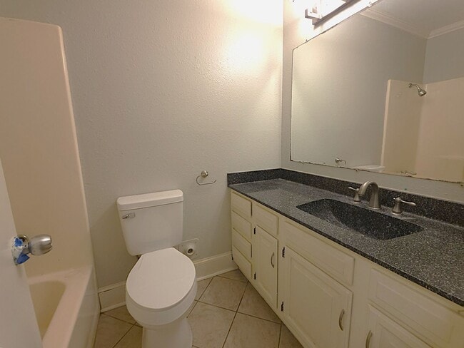 Building Photo - 308 Lakeview St
