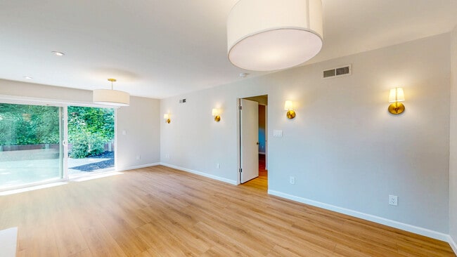 Building Photo - 1321 Lasuen Dr