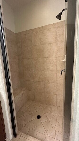 shower - 3408 Fostoria Way