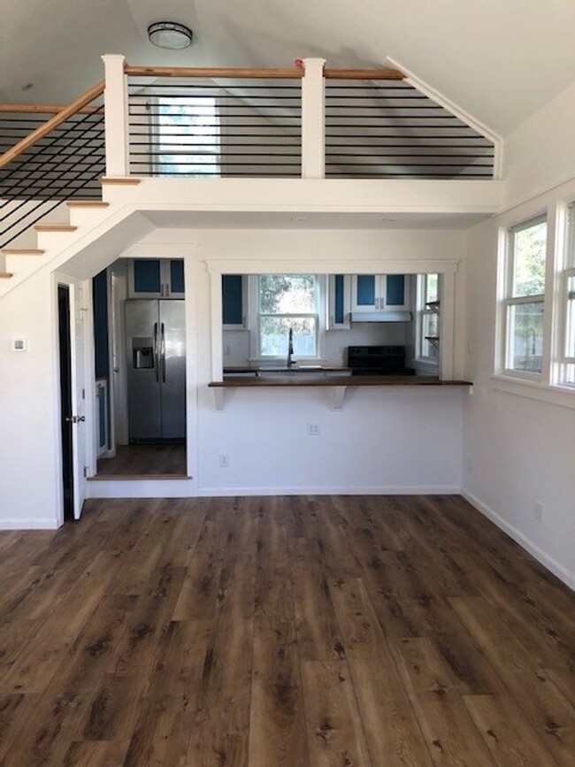 Building Photo - One Bedroom loft apartment for rent in Manteo