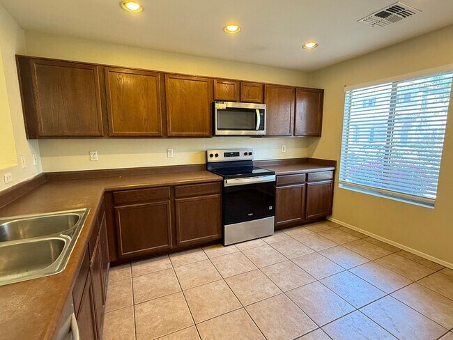 Building Photo - WATERFORD SQUARE COMMUNITY 3 BED 2.5 BATH **ASK ABOUT A MOVE IN SPECIAL!