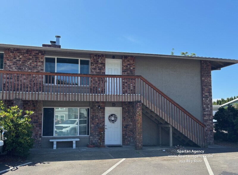 Building Photo - 15818 Elm St E