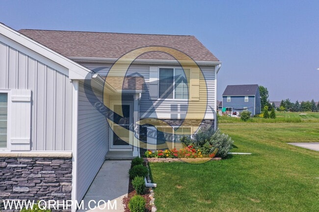 Building Photo - Immaculate Upgraded 3-Bed / 2-Bath Home in...